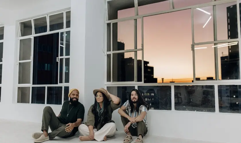 Trilo lança releitura de “Baseado em Quê?” com gravação ao vivo no Mineirão