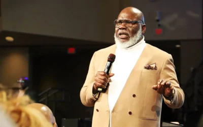 Bispo TD Jakes retorna ao púlpito após cirurgia de emergência e testemunha livramento de Deus