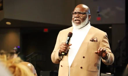 Bispo TD Jakes retorna ao púlpito após cirurgia de emergência e testemunha livramento de Deus